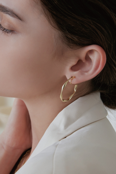 簡約扭轉C型。夾式耳環