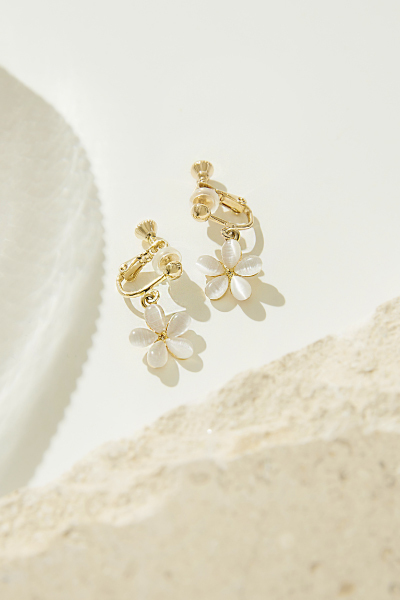 懸吊貓眼小花。夾式耳環