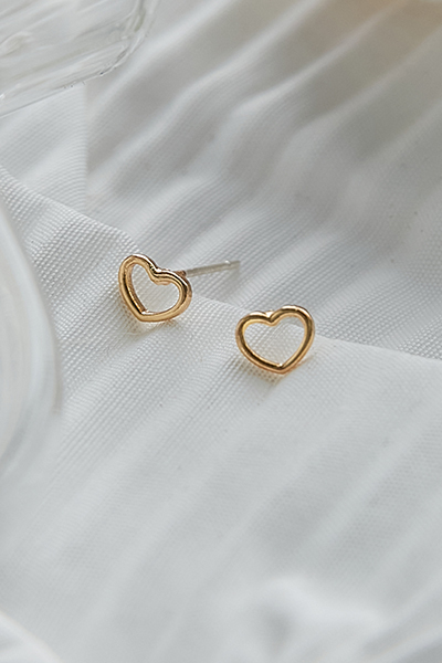 鏤空迷你愛心。針式耳環