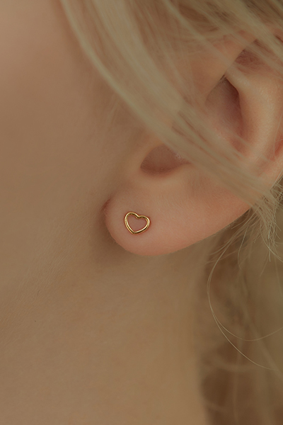 鏤空迷你愛心。針式耳環