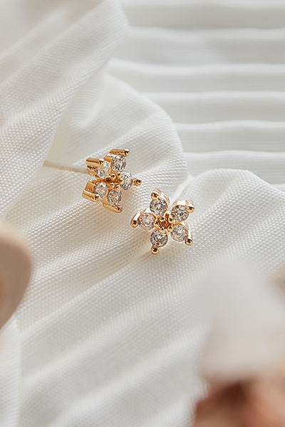 閃耀鋯石迷你小花。針式耳環