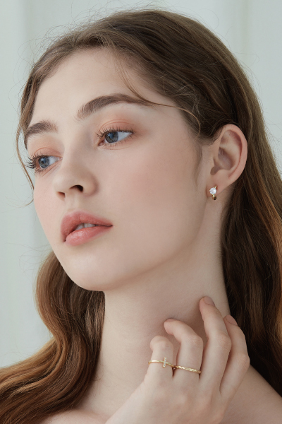 閃耀亮鑽。夾式耳環