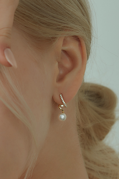 螺旋線條感珍珠。夾式耳環