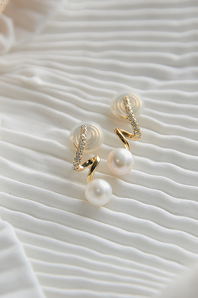 螺旋線條感珍珠。夾式耳環