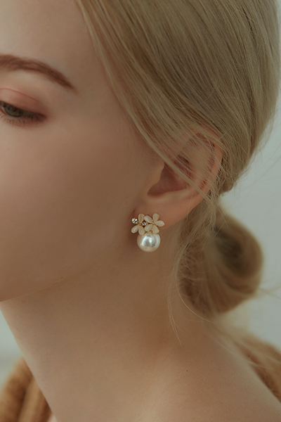 貓眼石花瓣珍珠。夾式耳環