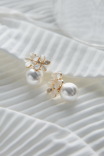 貓眼石花瓣珍珠。夾式耳環