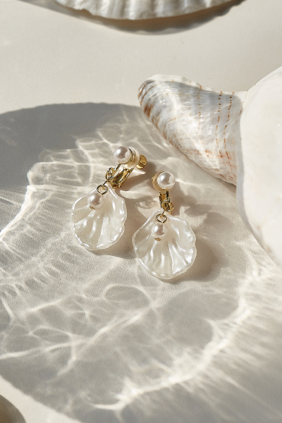 光澤珍珠貝殼。夾式耳環