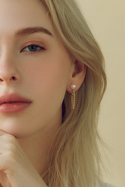 珍珠鍊條垂墜感。夾式耳環