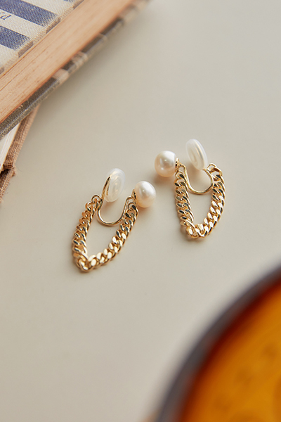 珍珠鍊條垂墜感。夾式耳環