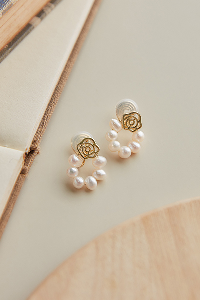 玫瑰小珍珠。夾式耳環
