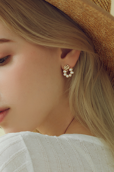 玫瑰小珍珠。夾式耳環