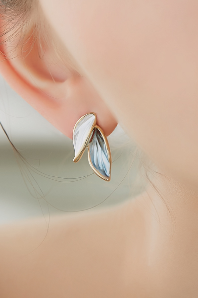 雙色畫釉葉片。夾式耳環
