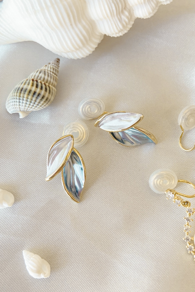 雙色畫釉葉片。夾式耳環