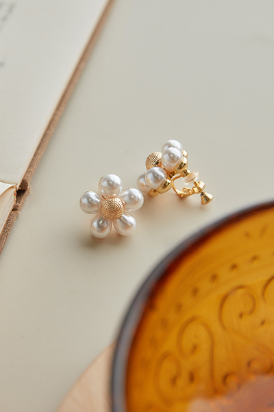 珍珠小花。夾式耳環