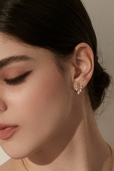 樹葉亮鑽。夾式耳環