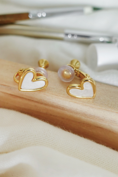 甜美愛心造型。夾式耳環