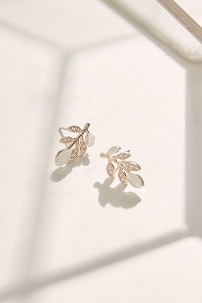 樹葉亮鑽。銀針耳環