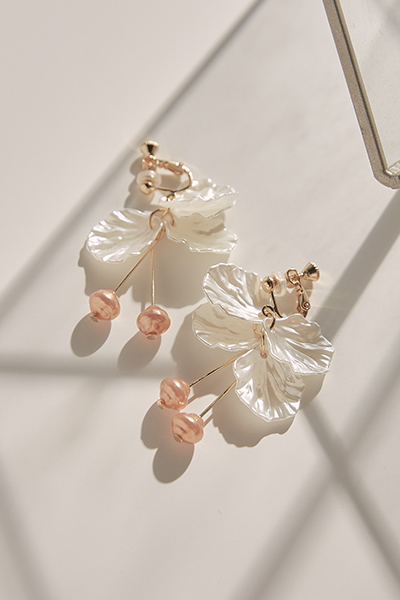 花瓣吊墜。夾式耳環