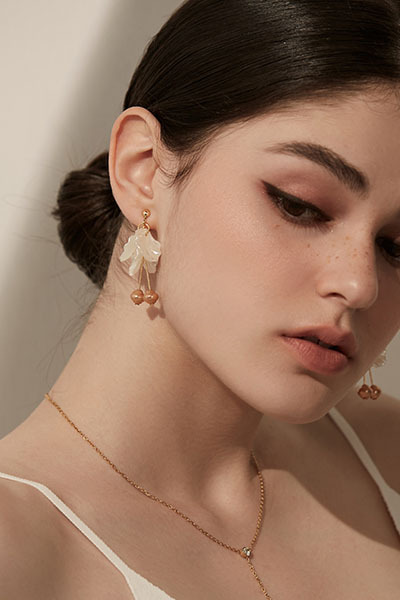 花瓣吊墜。夾式耳環