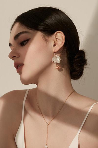 花瓣吊墜。鋼針耳環