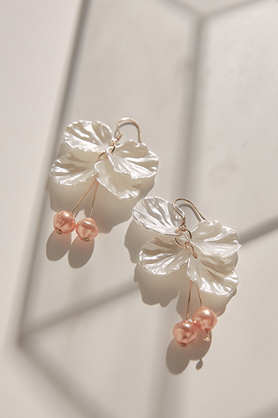 花瓣吊墜。鋼針耳環