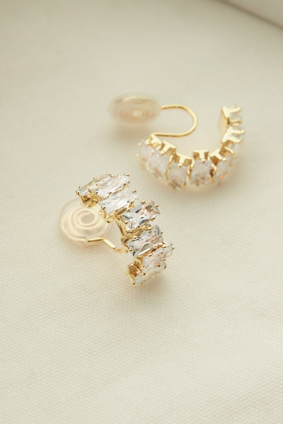 鋯石交錯排列。夾式耳環