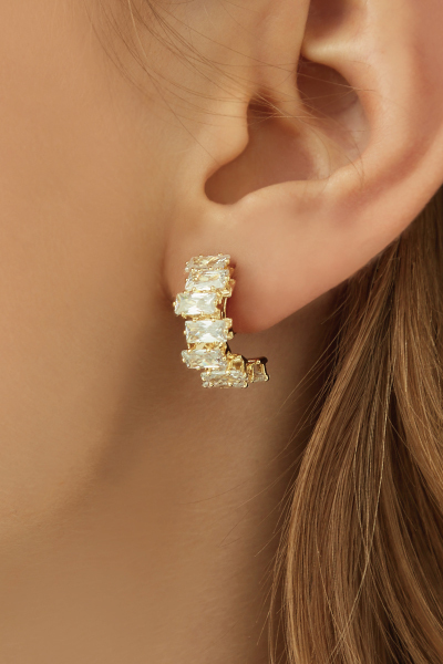 鋯石交錯排列。夾式耳環