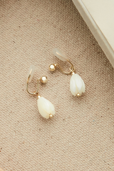 優雅懸吊小花。夾式耳環