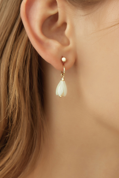 優雅懸吊小花。夾式耳環