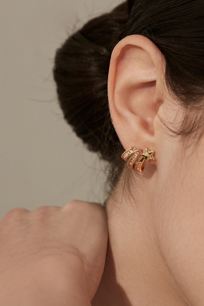 閃耀排列星星。銀針耳環