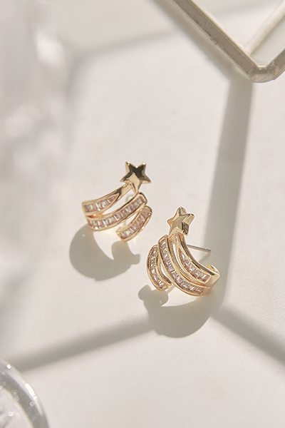 閃耀排列星星。銀針耳環