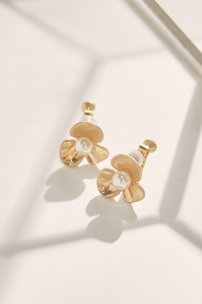 仿舊珍珠小花金屬。夾式耳環