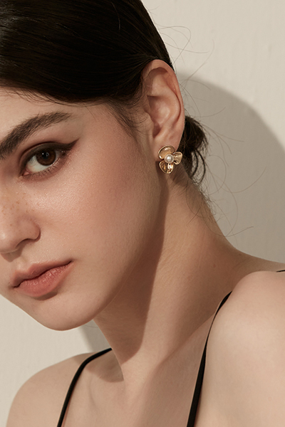 仿舊珍珠小花金屬。夾式耳環