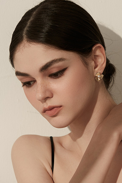 仿舊珍珠小花金屬。銀針耳環