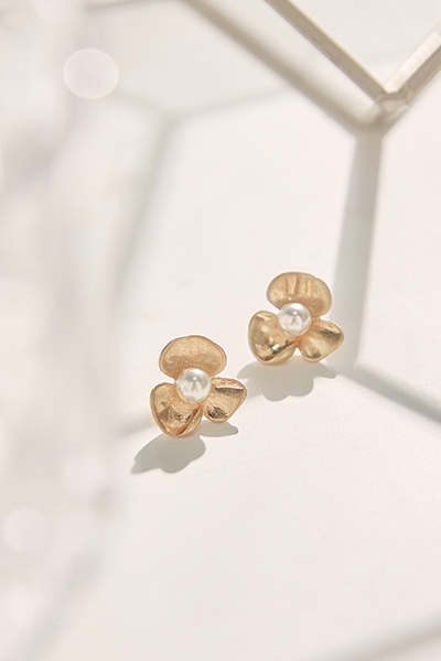 仿舊珍珠小花金屬。銀針耳環