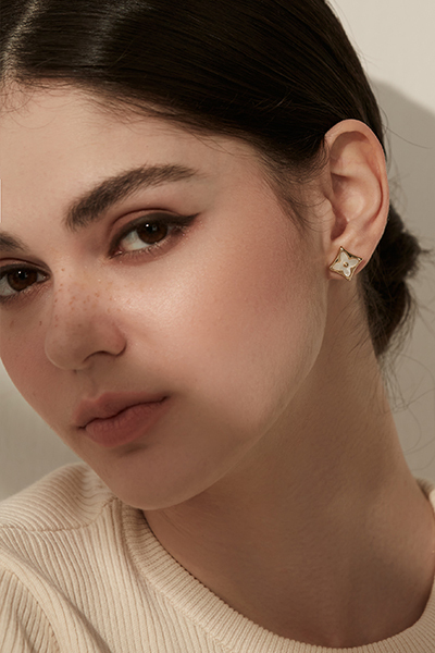 方形小花朵。夾式耳環