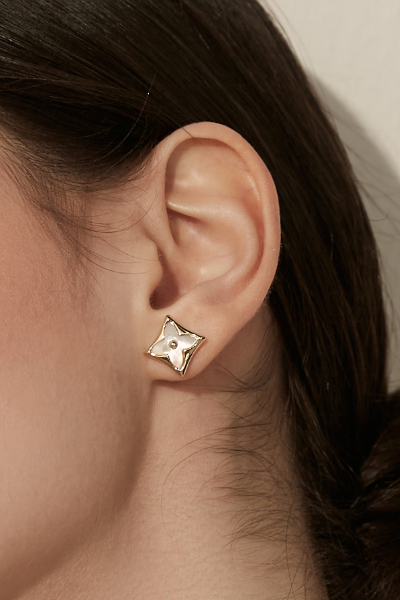 方形小花朵。銀針耳環