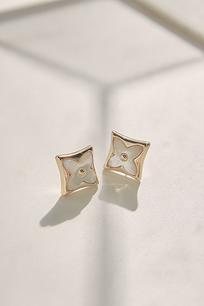 方形小花朵。銀針耳環