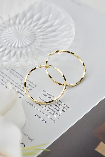 [2色]經典扭轉大圓。銀針耳環