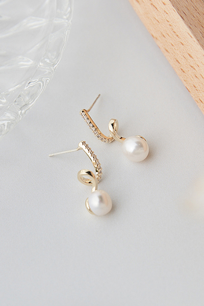 螺旋線條感珍珠。銀針耳環