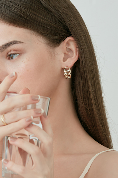 豬鼻鎖鏈C型。銀針耳環