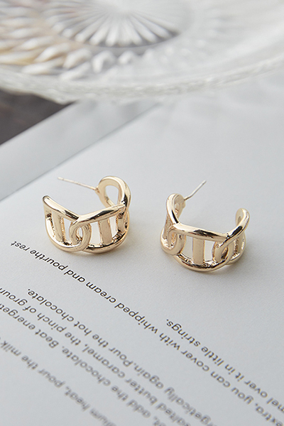 豬鼻鎖鏈C型。銀針耳環