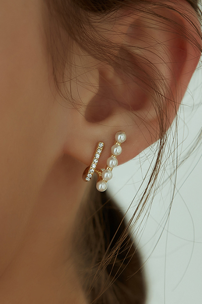 雙排珍珠鋯石。銀針耳環