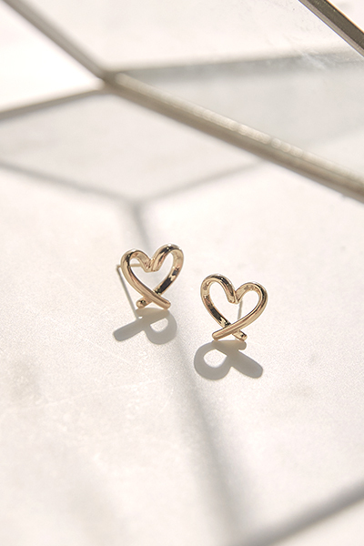[2色]不規則線條愛心。銀針耳環(金)