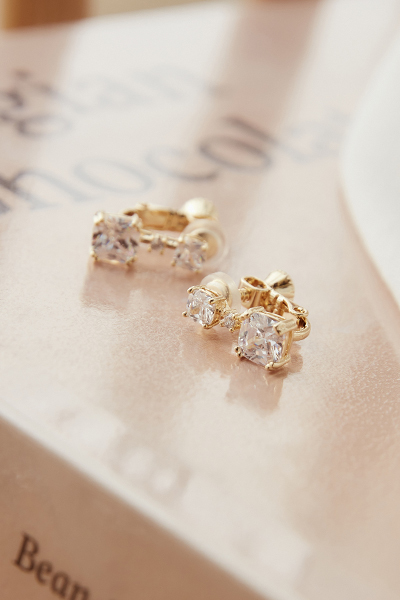 優雅懸吊鋯石。夾式耳環