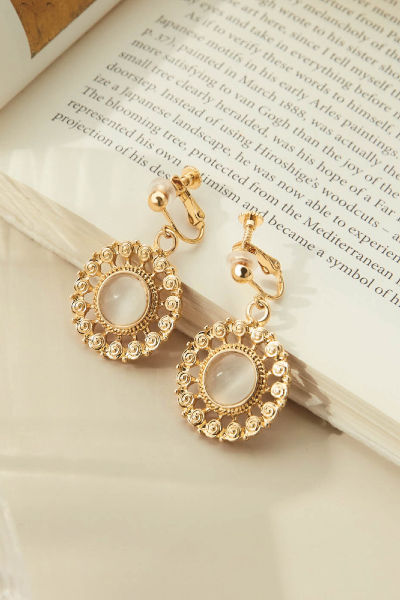 優雅懸吊貓眼石。夾式耳環