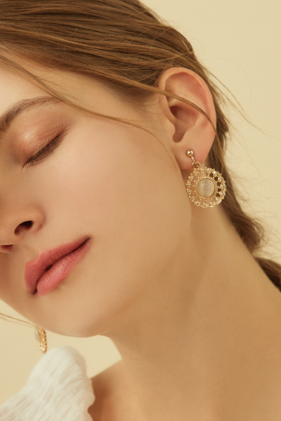 優雅懸吊貓眼石。夾式耳環