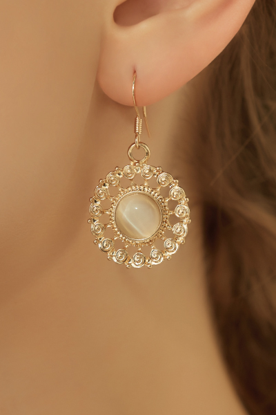 優雅懸吊貓眼石。耳勾耳環