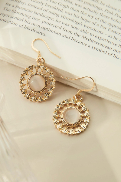 優雅懸吊貓眼石。耳勾耳環