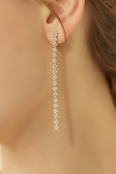 垂墜排列鋯石。銀針耳環